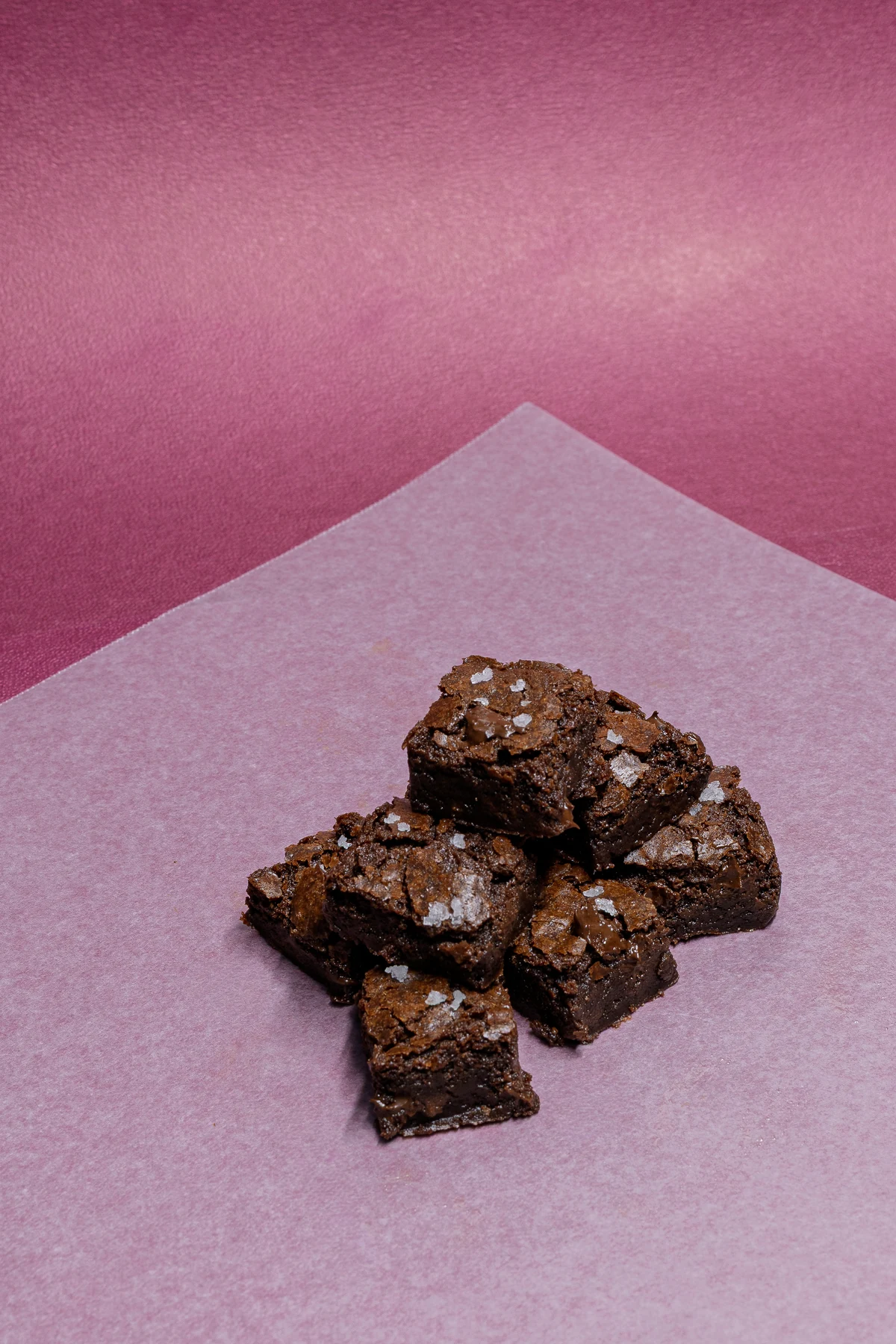 Bites de brownie sobre papel