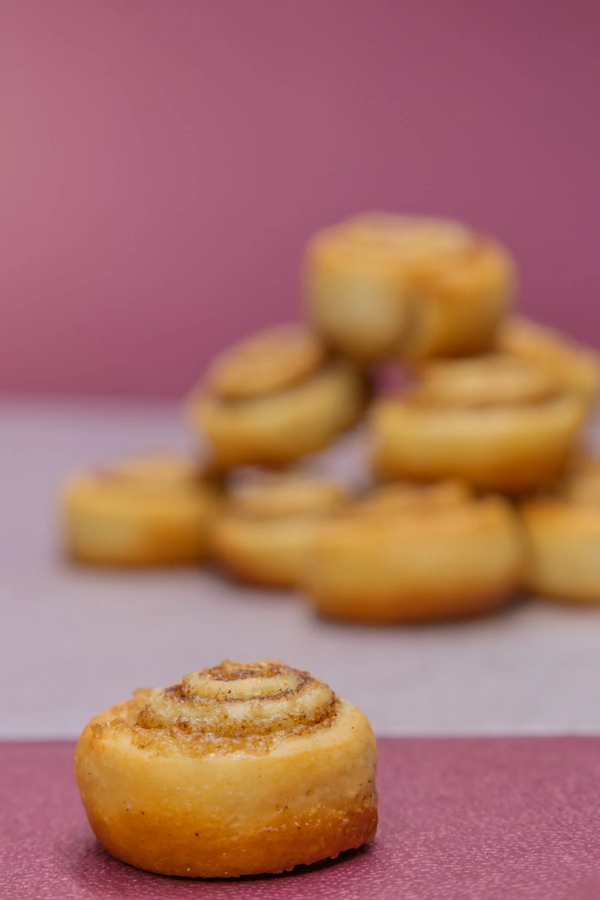 Cinnamon roll bite con fondo desenfocado