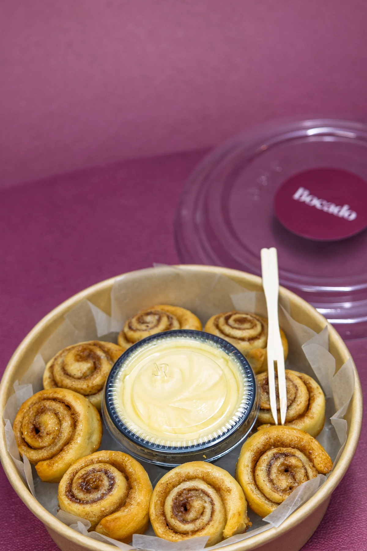 Bowl abierto con cinnamon roll bites y dip